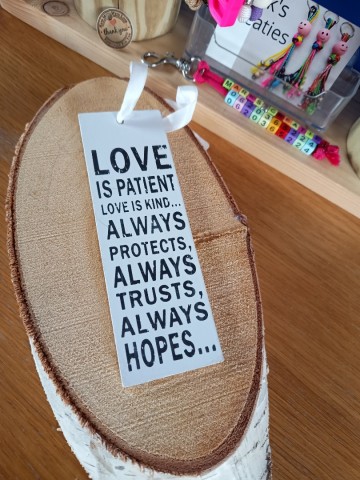 Tekstbord love zwart